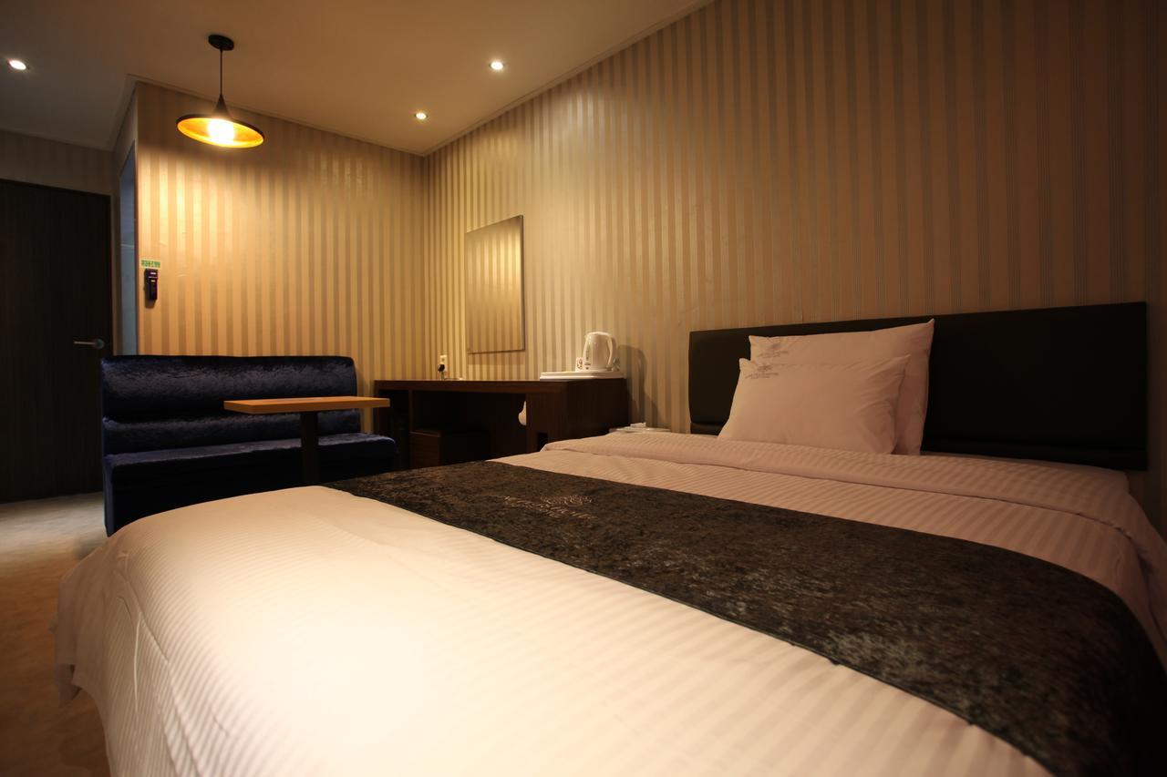 Lineplus Hotel Gimpo Esterno foto