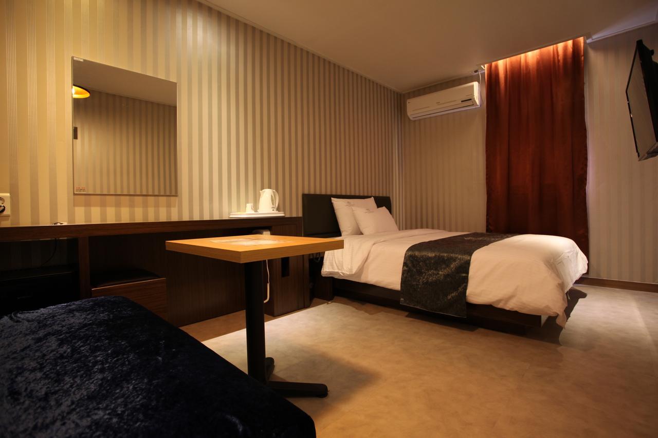 Lineplus Hotel Gimpo Esterno foto