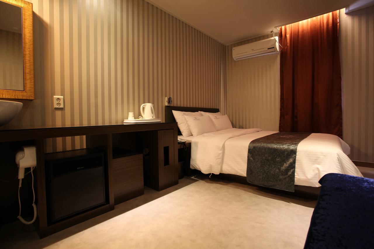 Lineplus Hotel Gimpo Esterno foto